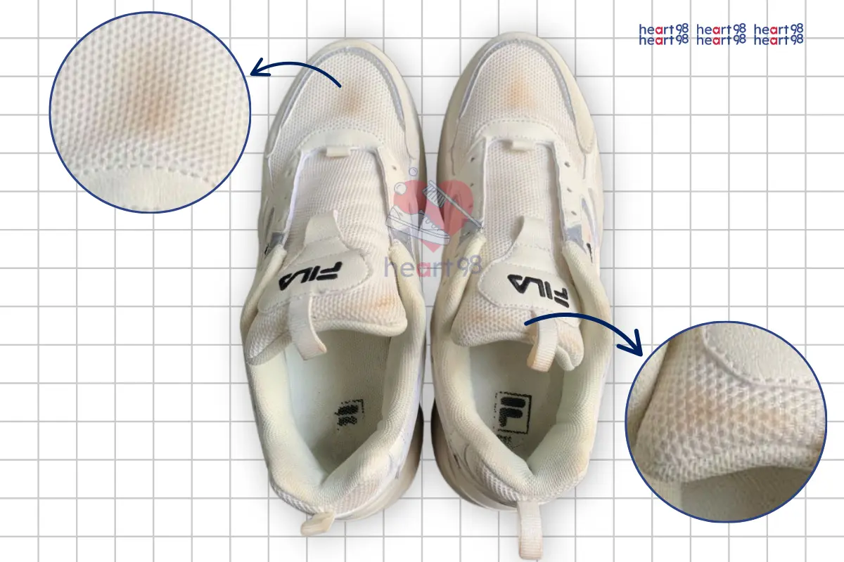 Giày trắng xuất hiện các vệt ố vàng loang lổ sau khi giặt và hong khô.