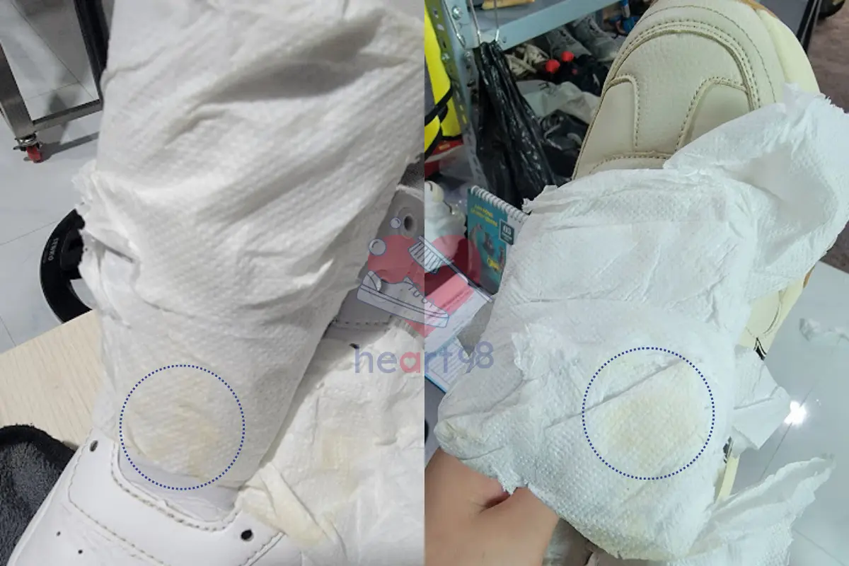 Khăn giấy trắng được phủ lên vùng vải còn ẩm để hỗ trợ hút nước và phần cặn di chuyển ra bề mặt; sau khi giày khô, các vệt ố có thể xuất hiện trên lớp giấy.