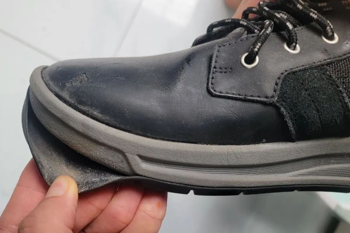 Giày chỉ bị hở keo nhẹ, phần đế và thân giày vẫn nguyên vẹn nên có thể cân nhắc dán lại.